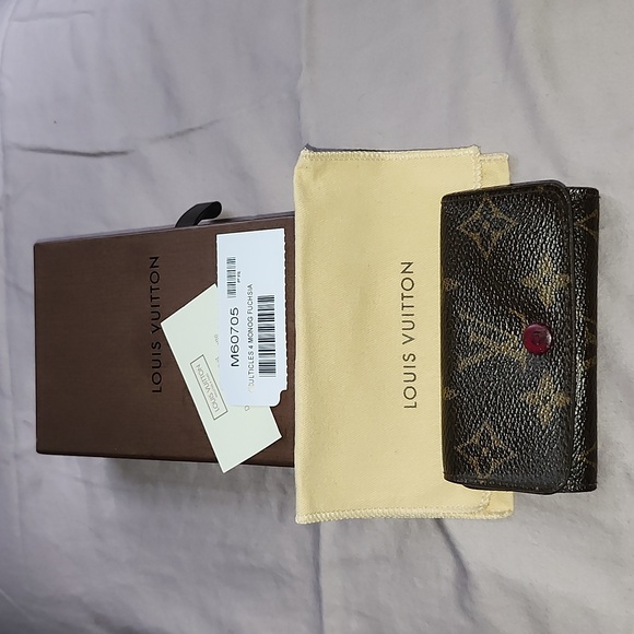 Louis Vuitton 4 key holder - Picture 1 of 13